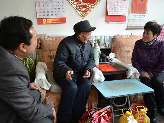 我校領導再次到上旺村聯(lián)系困難家庭
