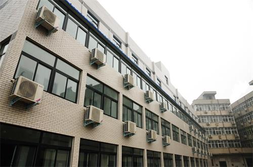 鄭州有學服裝設計的學校嗎？是校企合作專業(yè)嗎？