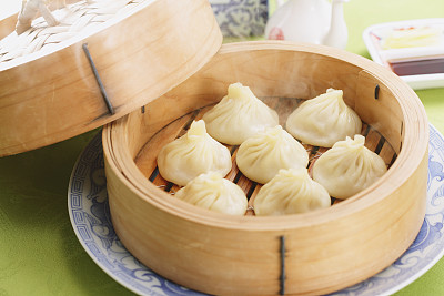 想學(xué)面點(diǎn)制作嗎？來(lái)保定玉蘭香廚師學(xué)校吧！