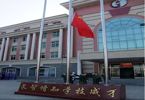 保定新興工業(yè)技工學(xué)校是全日制學(xué)校嗎？學(xué)校提供住宿嗎？